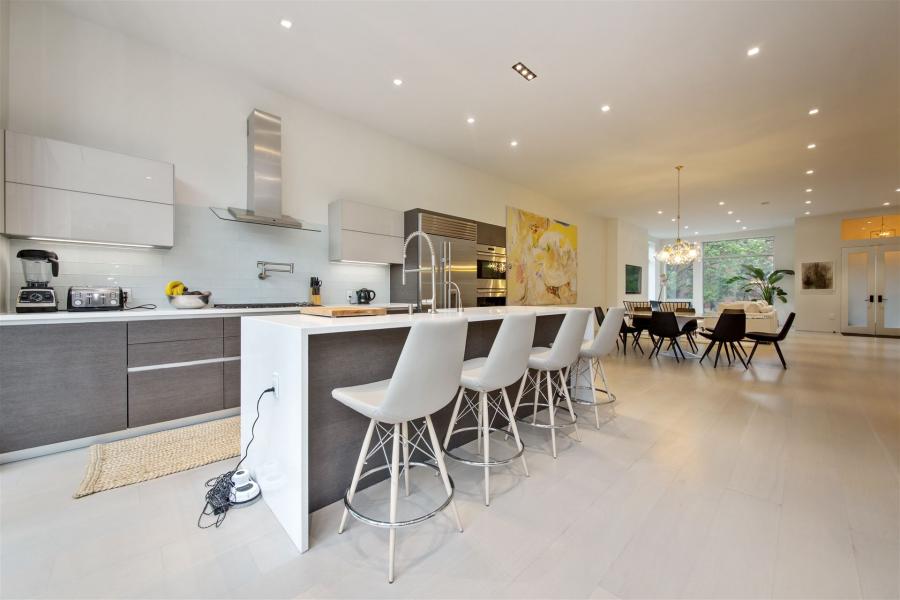 townhouse, contemporary, modern, light, white, glass, bathroom, kitchen, 